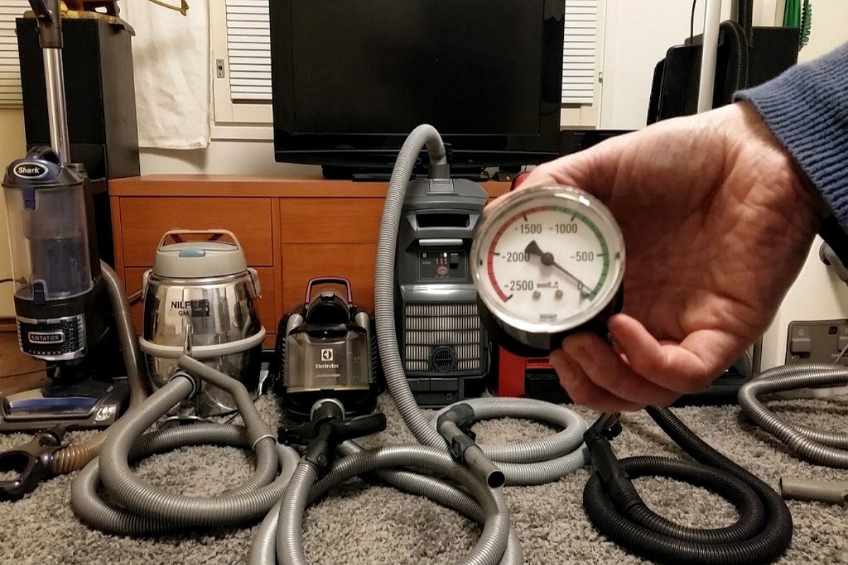 Measuring vacuum cleaner suction